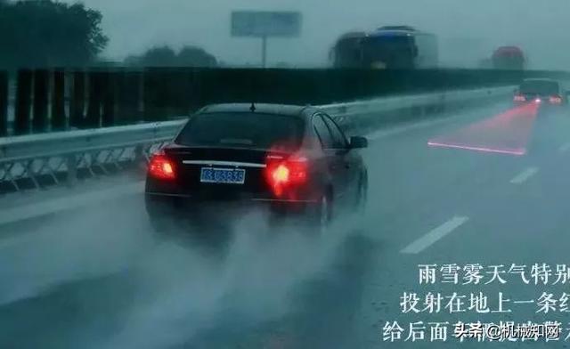 堵了3小時，前面的車竟用尾燈放了一部電影？