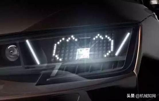 堵了3小時，前面的車竟用尾燈放了一部電影？