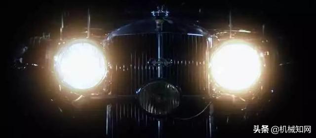 堵了3小時，前面的車竟用尾燈放了一部電影？