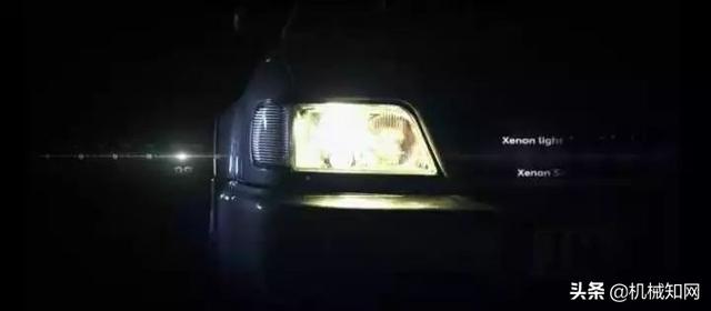 堵了3小時，前面的車竟用尾燈放了一部電影？