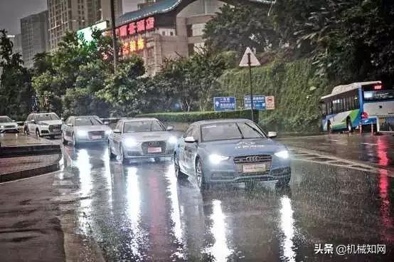 堵了3小時，前面的車竟用尾燈放了一部電影？