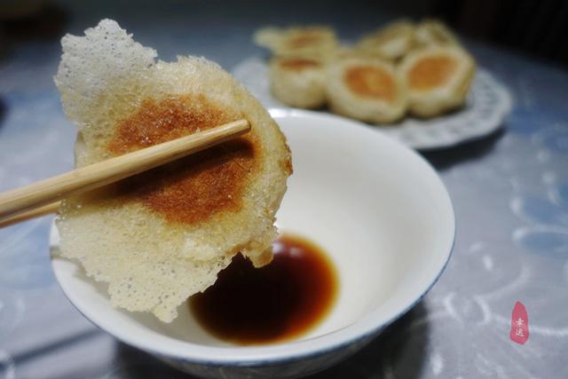 皮薄面軟，底部酥脆，酸菜配油渣，獨特餡香，令人想起久遠的味道