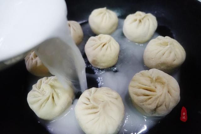 皮薄面軟，底部酥脆，酸菜配油渣，獨特餡香，令人想起久遠的味道