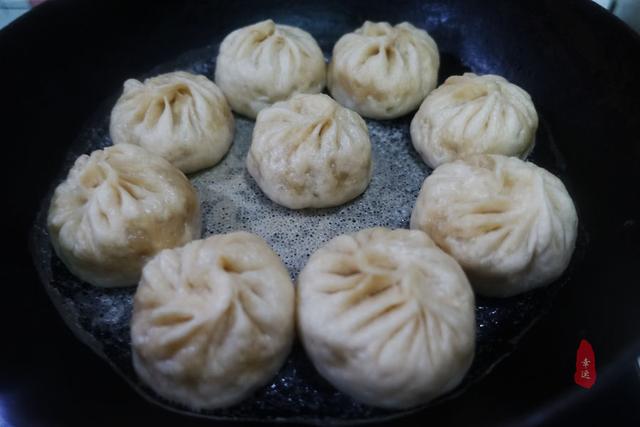 皮薄面軟，底部酥脆，酸菜配油渣，獨特餡香，令人想起久遠的味道