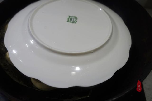 皮薄面軟，底部酥脆，酸菜配油渣，獨特餡香，令人想起久遠的味道