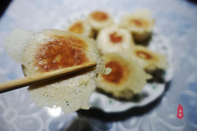 皮薄面軟，底部酥脆，酸菜配油渣，獨特餡香，令人想起久遠的味道