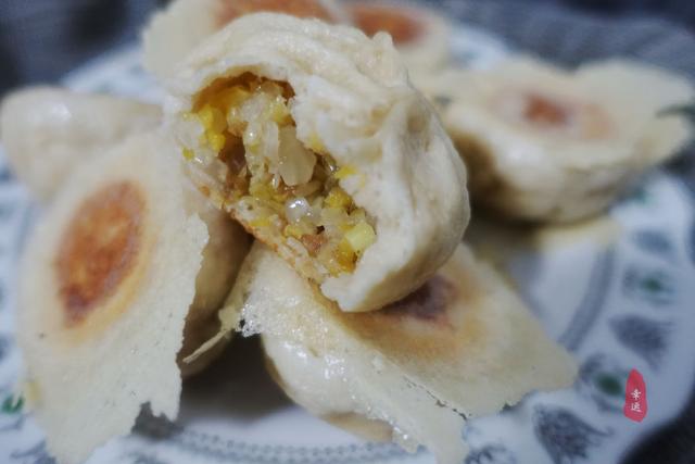 皮薄面軟，底部酥脆，酸菜配油渣，獨特餡香，令人想起久遠的味道
