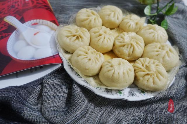 皮薄面軟，底部酥脆，酸菜配油渣，獨特餡香，令人想起久遠的味道