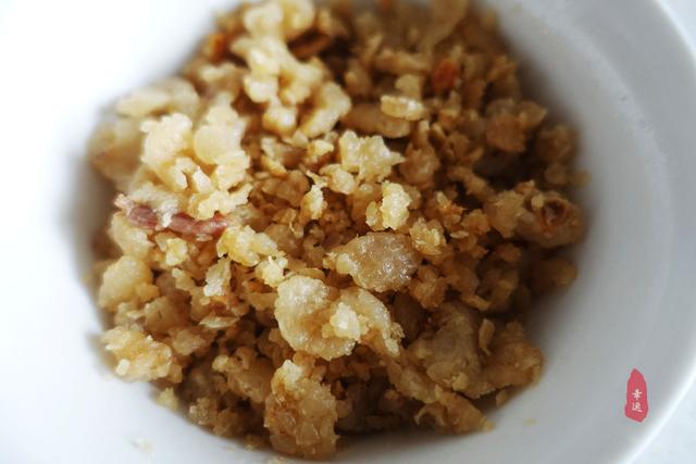 皮薄面軟，底部酥脆，酸菜配油渣，獨特餡香，令人想起久遠的味道