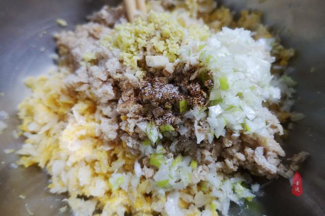 皮薄面軟，底部酥脆，酸菜配油渣，獨特餡香，令人想起久遠的味道