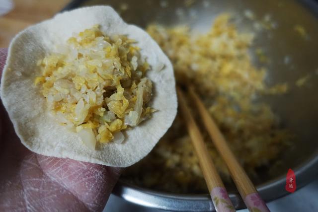 皮薄面軟，底部酥脆，酸菜配油渣，獨特餡香，令人想起久遠的味道
