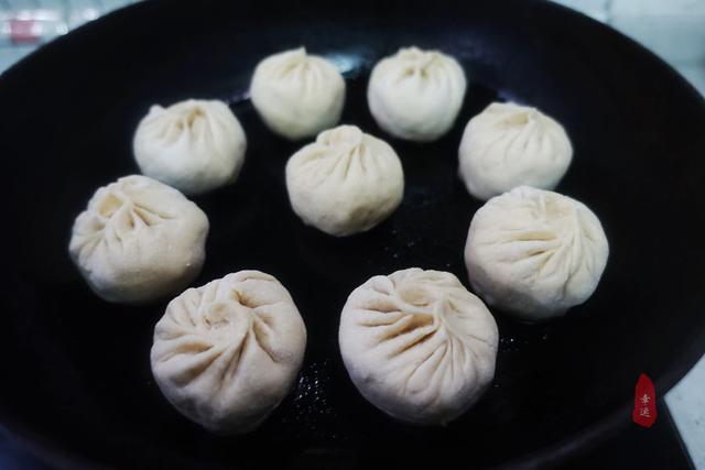皮薄面軟，底部酥脆，酸菜配油渣，獨特餡香，令人想起久遠的味道
