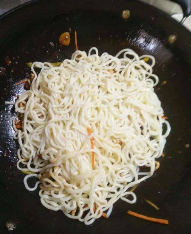 魚香肉絲炒麵，面這樣做太好吃了