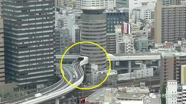 日本最「奇葩」的房屋，公路從家中穿過，如今成了日本網紅景點！