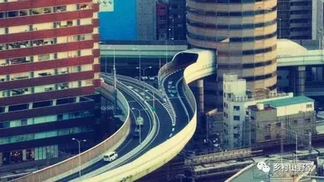 日本最「奇葩」的房屋，公路從家中穿過，如今成了日本網紅景點！