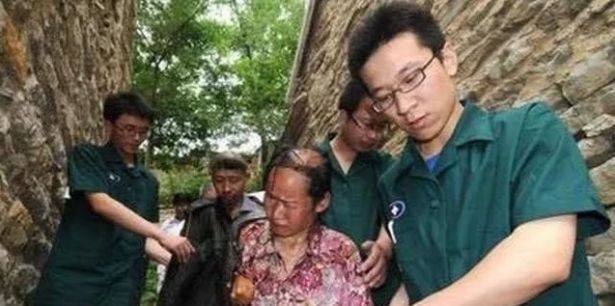 夫妻山裡捕獵39年為生，只喝生水，雙手退化為動物爪子，撕咬力堪比野獸！