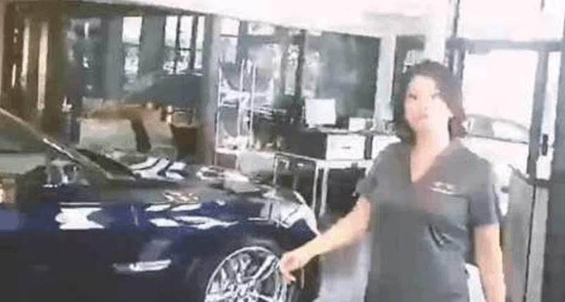 七歲女孩被4s店員工狂罵，豪車你賠不起，媽媽看不過去：你跪下我再買一輛