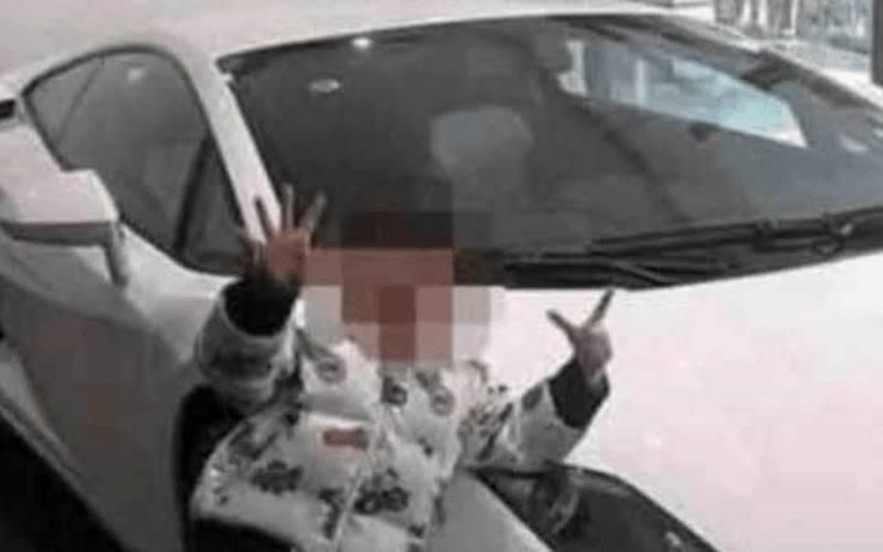七歲女孩被4s店員工狂罵，豪車你賠不起，媽媽看不過去：你跪下我再買一輛