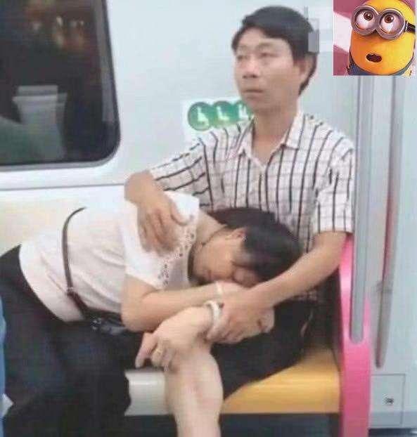 他偷拍火車上「老婆把老公腿當枕頭睡」超甜　但當大家「看到下半身」超震撼：再次相信了愛情！