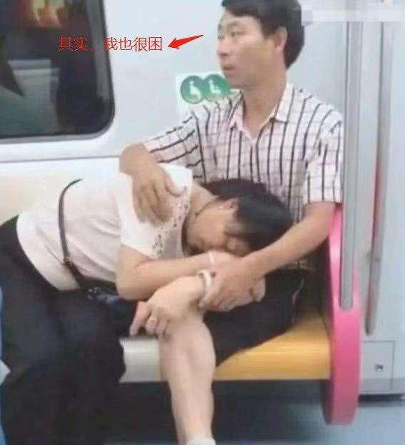 他偷拍火車上「老婆把老公腿當枕頭睡」超甜　但當大家「看到下半身」超震撼：再次相信了愛情！