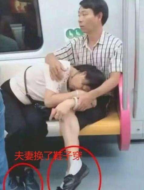 他偷拍火車上「老婆把老公腿當枕頭睡」超甜　但當大家「看到下半身」超震撼：再次相信了愛情！