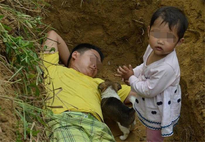 爸爸每天帶女兒睡棺材坑，5歲孩子不哭不鬧，媽媽在一旁嗓子都哭啞了