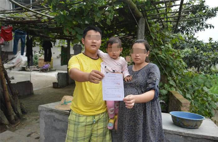 爸爸每天帶女兒睡棺材坑，5歲孩子不哭不鬧，媽媽在一旁嗓子都哭啞了