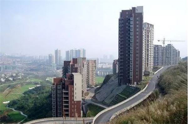 一張網友拍的「中國重慶」照片最近爆紅網路，轟動了亞洲，也震撼了全世界！