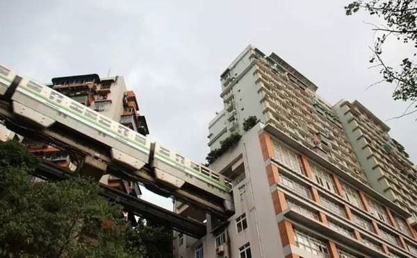 一張網友拍的「中國重慶」照片最近爆紅網路，轟動了亞洲，也震撼了全世界！