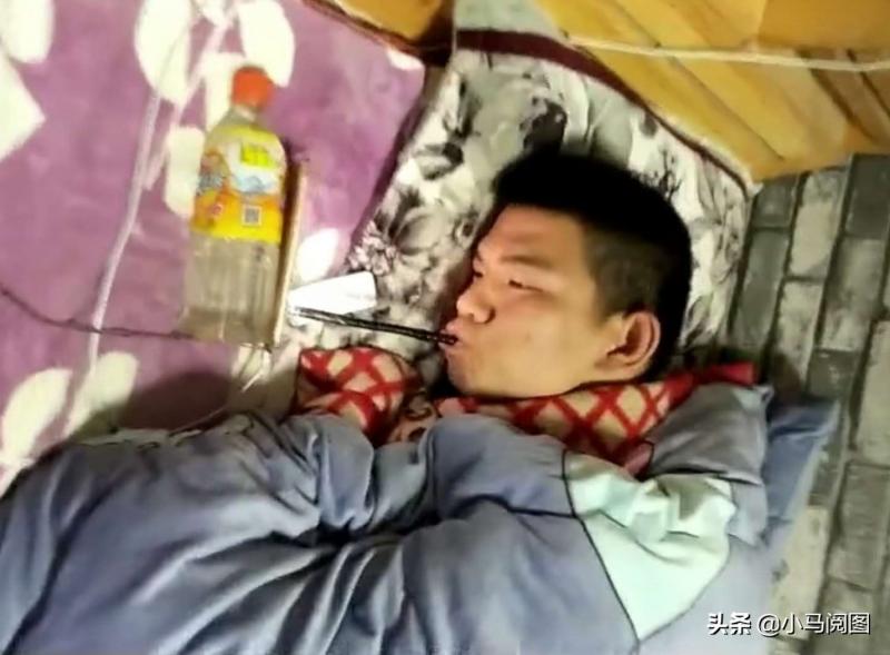 腦癱小伙把糖紙吞嘴裡，來回一嚼吐出一架紙飛機，獲世界紀錄！