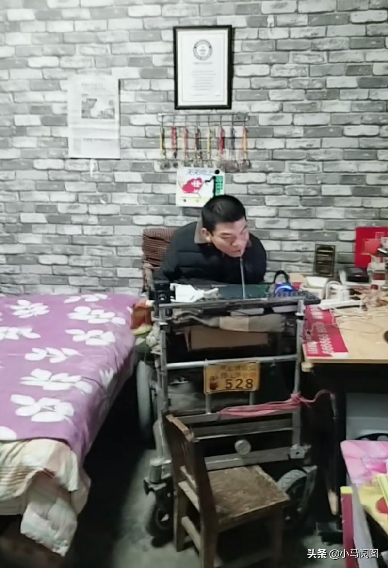 腦癱小伙把糖紙吞嘴裡，來回一嚼吐出一架紙飛機，獲世界紀錄！