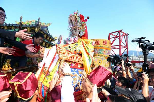 孕婦挺肚祈求傷重父親度難關！白沙屯媽祖神轎回頭，展神跡180秒讓眾人都鼻酸！