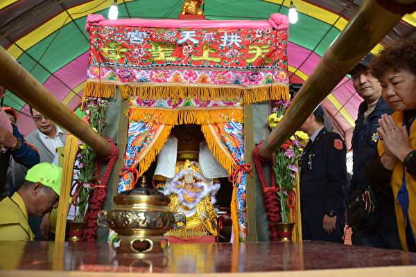 孕婦挺肚祈求傷重父親度難關！白沙屯媽祖神轎回頭，展神跡180秒讓眾人都鼻酸！