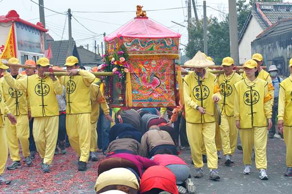 孕婦挺肚祈求傷重父親度難關！白沙屯媽祖神轎回頭，展神跡180秒讓眾人都鼻酸！