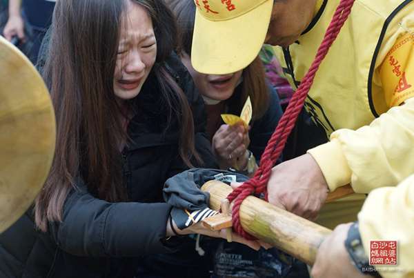 孕婦挺肚祈求傷重父親度難關！白沙屯媽祖神轎回頭，展神跡180秒讓眾人都鼻酸！
