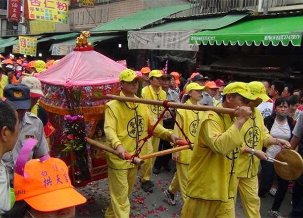 孕婦挺肚祈求傷重父親度難關！白沙屯媽祖神轎回頭，展神跡180秒讓眾人都鼻酸！