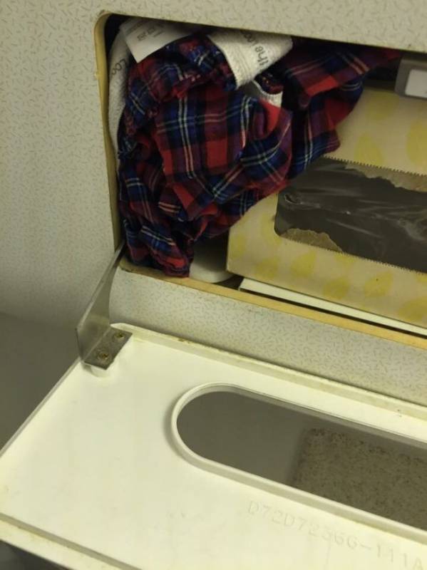 會讓你大叫WTF的18張「搭飛機驚奇崩潰」照#2. 飛機上真的什麼怪商品都有。