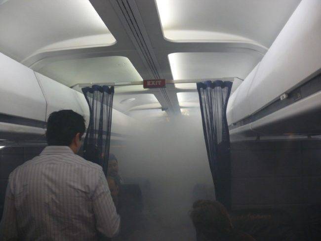會讓你大叫WTF的18張「搭飛機驚奇崩潰」照#2. 飛機上真的什麼怪商品都有。