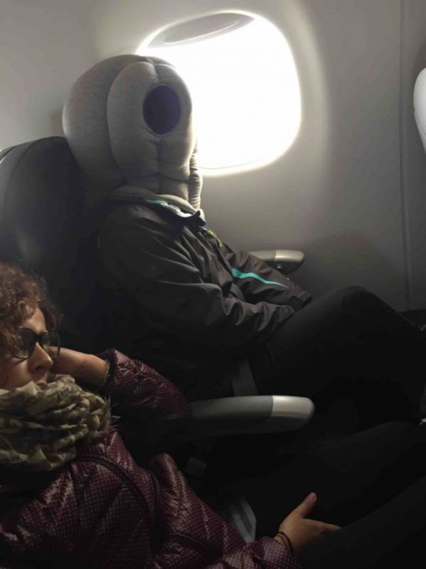 會讓你大叫WTF的18張「搭飛機驚奇崩潰」照#2. 飛機上真的什麼怪商品都有。