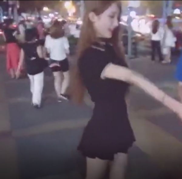 超正「偽娘」在街頭上大跳「熱舞」火辣身材讓人驚豔！但更讓人震撼的是一看他的身分證竟「已經XX歲了！」