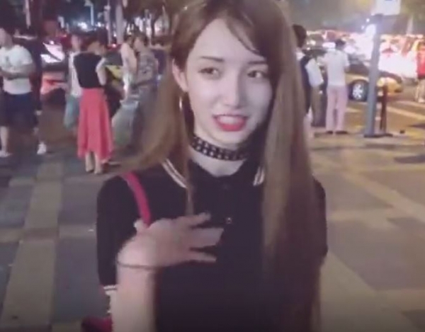 超正「偽娘」在街頭上大跳「熱舞」火辣身材讓人驚豔！但更讓人震撼的是一看他的身分證竟「已經XX歲了！」