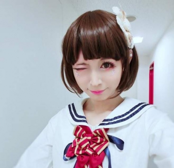 超正「偽娘」在街頭上大跳「熱舞」火辣身材讓人驚豔！但更讓人震撼的是一看他的身分證竟「已經XX歲了！」