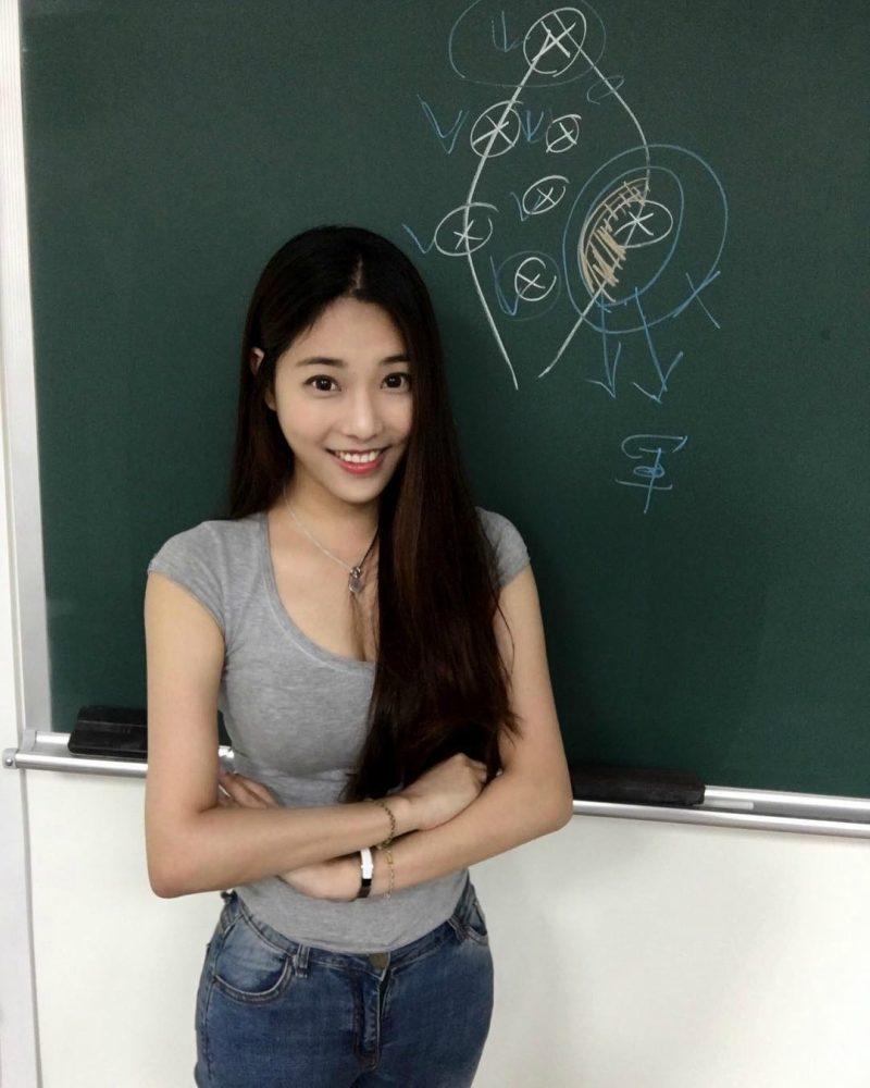 台灣「最正大學女老師」紅到國外！小黑裙下「像娃娃一樣的美腿」讓老外瘋狂：台灣人也太幸福