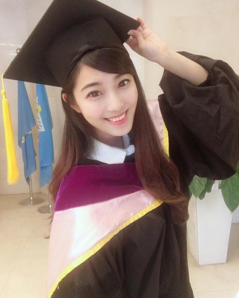 台灣「最正大學女老師」紅到國外！小黑裙下「像娃娃一樣的美腿」讓老外瘋狂：台灣人也太幸福