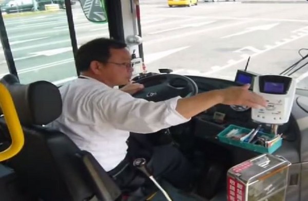媽媽帶3個孩子「走錯站牌」等嘸車　暖心司機主動幫忙「上車我載妳！」接下來發生的事讓她感激一輩子 