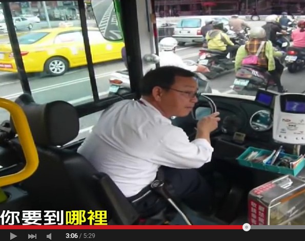 媽媽帶3個孩子「走錯站牌」等嘸車　暖心司機主動幫忙「上車我載妳！」接下來發生的事讓她感激一輩子 
