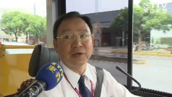 媽媽帶3個孩子「走錯站牌」等嘸車　暖心司機主動幫忙「上車我載妳！」接下來發生的事讓她感激一輩子 