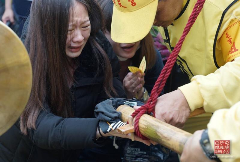 父親送醫不醒37天！女兒挺7月孕肚「跪求白沙屯媽祖救爸」　鑾轎趕路「突然奇蹟回頭」她秒淚崩
