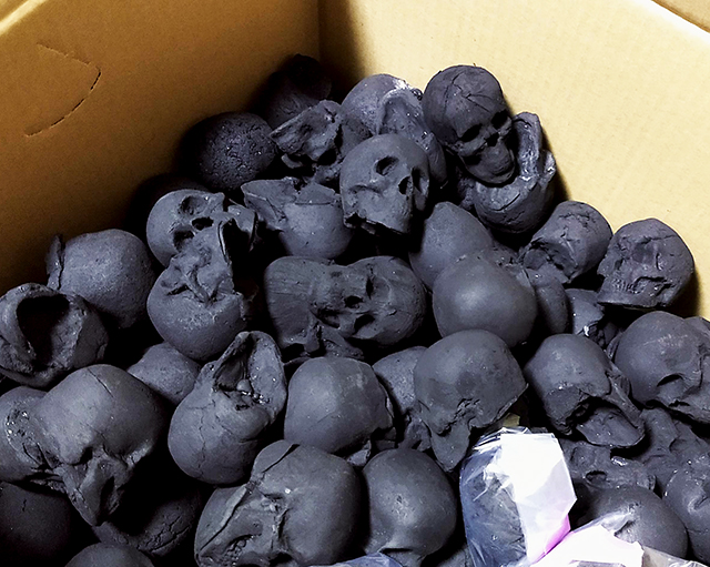 「骷髏頭木炭」一開賣就被搶光　網驚：燒成灰更可怕