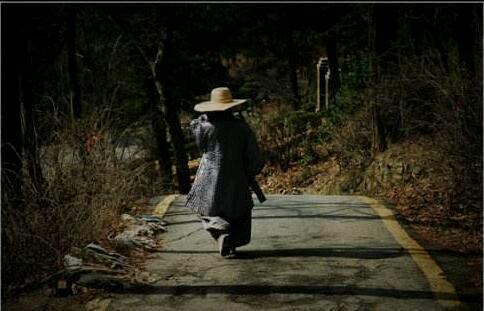 大貨車失控丈夫推開妻子，自己倒在血泊中，出殯當天算命先生說：你家還差口棺材